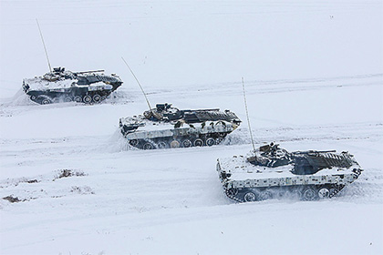 Белорусские военные использовали газеты в качестве зимнего камуфляжа для техники