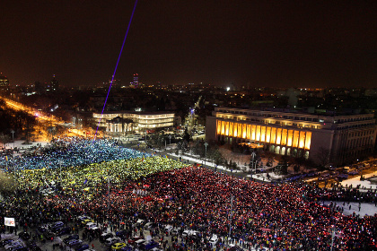 Десятки тысяч человек вновь вышли протестовать против правительства Румынии