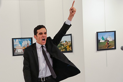 Глава жюри World Press Photo возмутился победой фото с убийцей российского посла