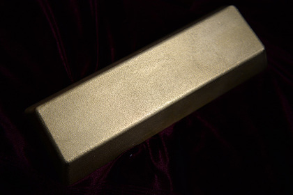 Индийский контрабандист попытался провести 12 золотых слитков в прямой кишке