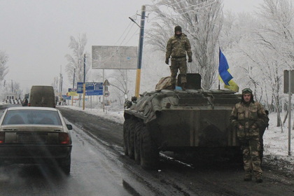Источник связал обострение конфликта в Донбассе с визитом Порошенко в ФРГ
