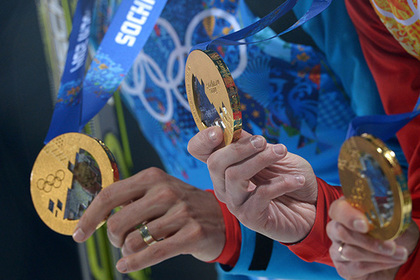 Лишенные медалей российские спортсмены начали сдавать награды в МОК