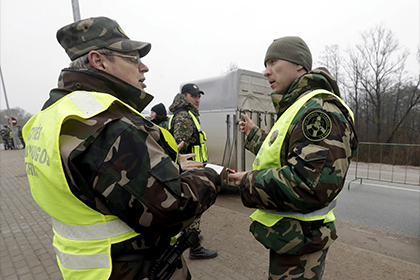 Литовские полицейские «успокоили» электрошокером пьяных военных из Чехии