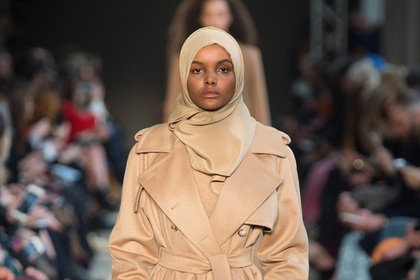 Max Mara одел в фирменное пальто модель в хиджабе