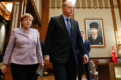 Меркель призвала Эрдогана к соблюдению демократических норм