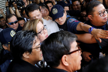 На Филиппинах арестовали критиковавшую Дутерте сенатора