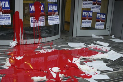 Националисты облили краской офисы российских банков в Киеве