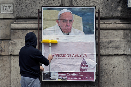 Неизвестные расклеили плакаты с критикой Папы Римского