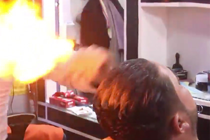 Палестинский парикмахер уложил волосы клиентов огнем