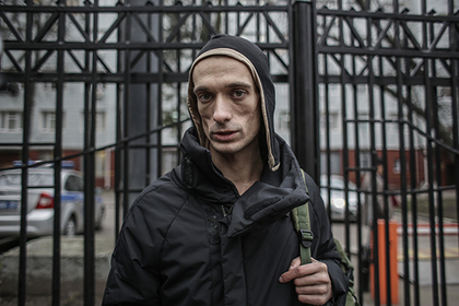 Павленский уехал из России с неоплаченным штрафом за поджог двери ФСБ