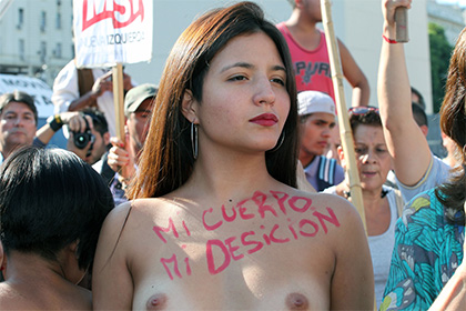 Полуобнаженные женщины выступили за право загорать топлес в Аргентине