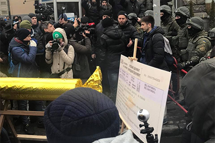 Украинские националисты передали Порошенко билет в Россию