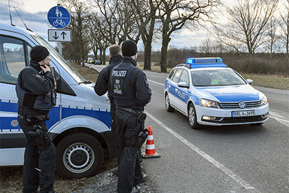 В Германии подозреваемый в убийстве во время погони задавил двух полицейских