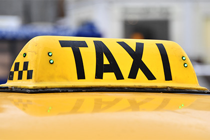 В Омске таксист заставил пассажира облиться зеленкой за отказ от оплаты проезда