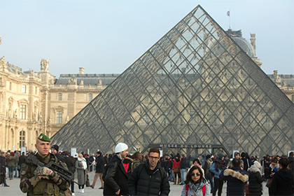 В Париже солдат ранил пытавшегося войти в Лувр человека с ножом и чемоданом