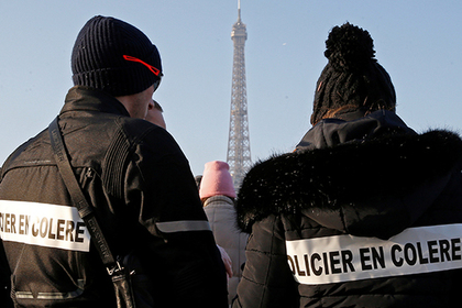 Власти Парижа отменили штраф за оставленную на улице книгу