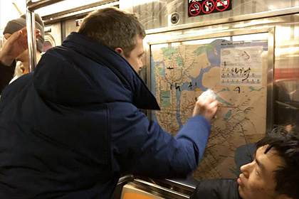 Жители Нью-Йорка стерли расистские надписи в вагоне метро