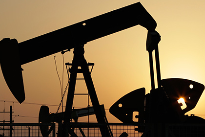 Цена на нефть откатилась к 53,5 доллара за баррель после рекордного снижения