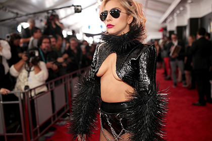 Леди Гага рассказала о хронической боли в бедре