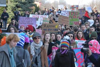 Маршировавших по Киеву феминисток облили кефиром и зеленкой