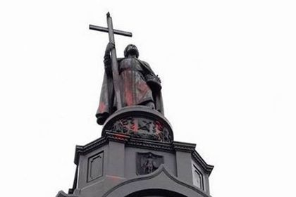 Памятник князю Владимиру в Киеве облили красной краской