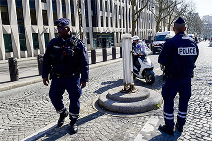 Парижский полицейский застрелил напавшего на него мужчину с ножницами