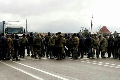 Сотня людей в балаклавах перекрыла автотрассу между Украиной и Польшей
