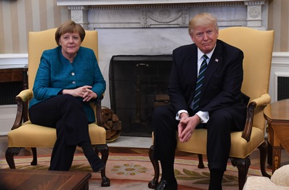 В Белом доме разъяснили инцидент с несостоявшимся рукопожатием Трампа и Меркель
