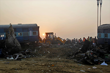 В Индии подорвался пассажирский поезд