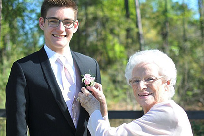 Американец пригласил свою 93-летнюю бабушку на школьный выпускной