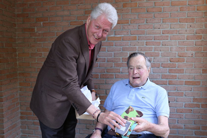 Билл Клинтон подарил Бушу-старшему веселые носки