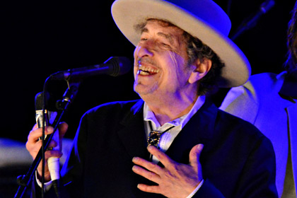 Боб Дилан получил диплом и медаль Нобелевской премии