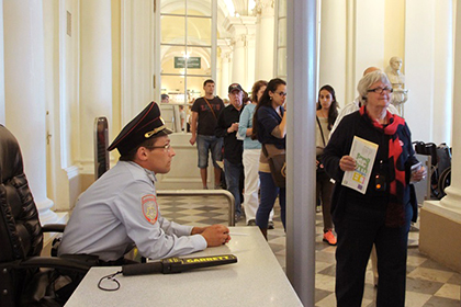 Эрмитаж ввел тотальную проверку посетителей после теракта в метро