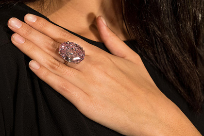 Крупнейший розовый бриллиант продали за 71 миллион долларов