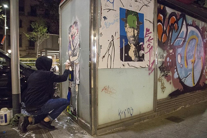 На улице Барселоны появился рисунок целующегося с Роналду Месси