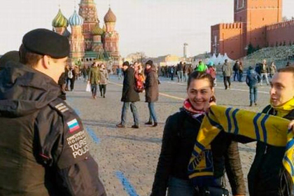 Полицейского на Красной площади насторожили желто-синие шарфы фанатов «Ростова»