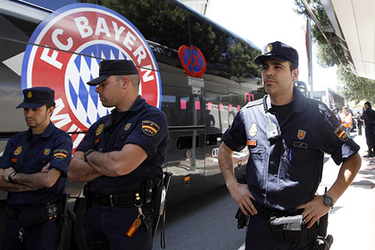 Полиция вывела трех футболистов «Баварии» из судейской после матча с «Реалом»