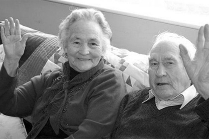 Прожившие вместе 70 лет британские супруги умерли с разницей в 4 минуты