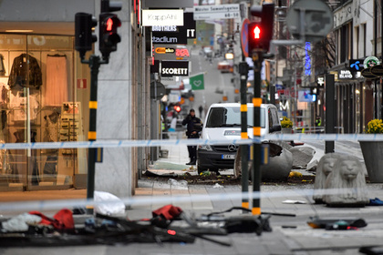 СМИ узнали об обнаружении взрывчатки в наехавшем на людей в Стокгольме грузовике