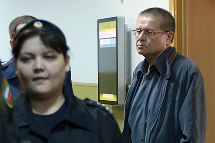 Суд продлил Улюкаеву срок домашнего ареста