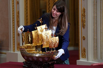 В Букингемском дворце покажут тотемный столб и трон из бисера Елизаветы II