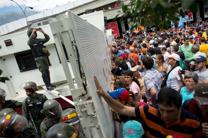 В Каракасе начались столкновения оппозиции с полицией