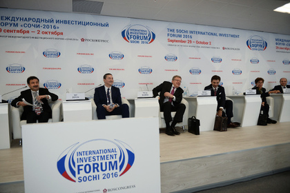 В Киеве потребовали запретить иностранцам участие в форуме в Ялте