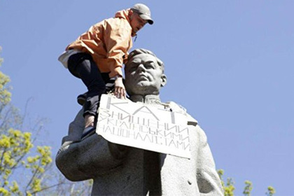 В Киеве радикалы пометили памятник советскому генералу табличкой «Палач»