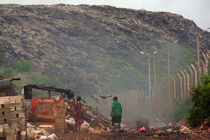 В Коломбо гора мусора обрушилась на лачуги местных жителей