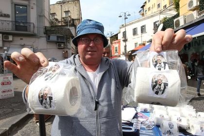 Возле стадиона ФК «Наполи» начали продавать туалетную бумагу с фото Игуаина