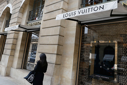 Агент Louis Vuitton пожаловалась на угрозы после увольнения модели за лишний вес