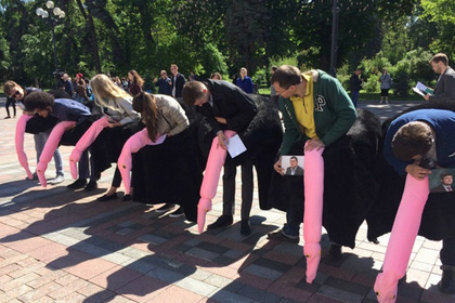 Активисты устроили «парад розовых страусов» под стенами Рады