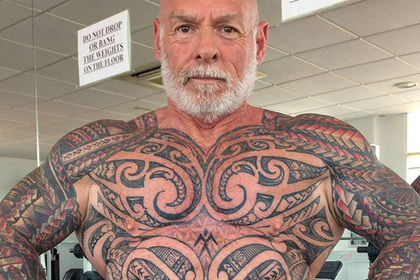 Британский бодибилдер за год покрыл все тело татуировками