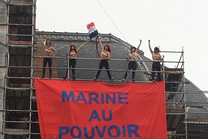 Femen провело акцию протеста перед избирательным участком Марин Ле Пен